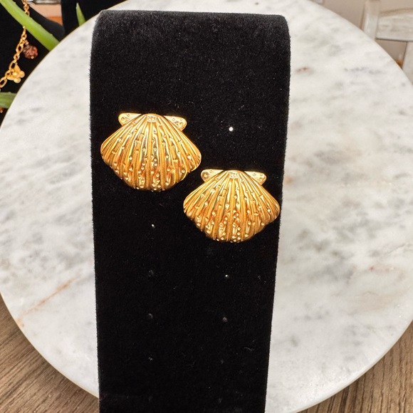 Elegant Golden Seashell Earrings - Picture 2 of 5